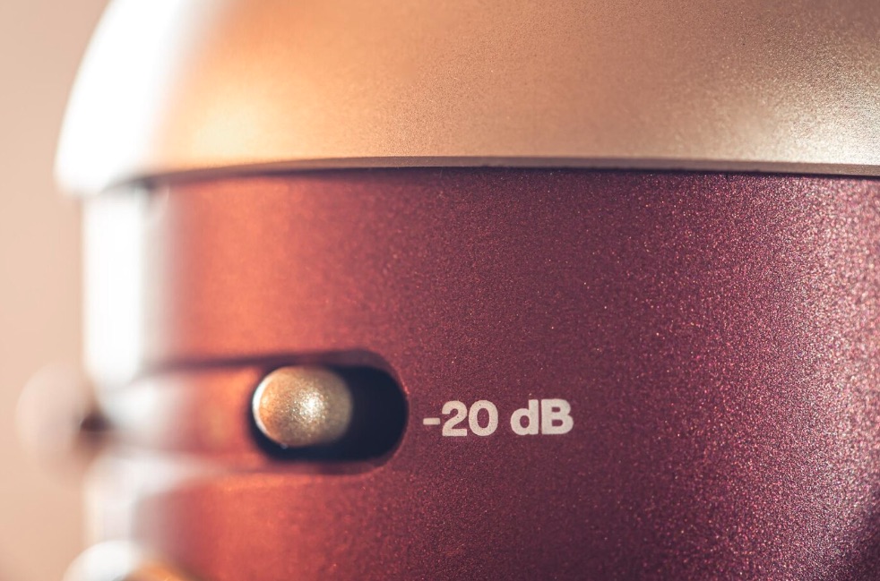 Dettaglio di un'integrazione tecnologica invisibile in materiali naturali