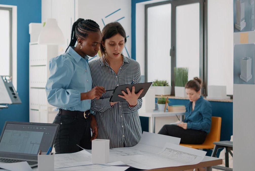 Il team interdisciplinare di Stile durante una sessione di progettazione